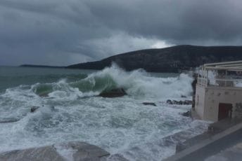 Spasilačke službe na terenu: Vremenski uslovi otežavaju potragu za dječakom, u pomoć stiže helikopter iz Italije Veliki talasi i nevrijeme otežavaju potragu