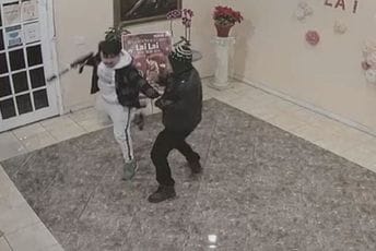 (VIDEO) Kalifornija: Mladić masovnom ubici uzeo pušku nakon pokolja