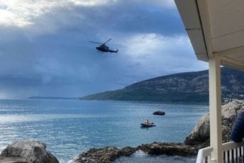 Opsežna potraga za dječakom: U akciju uključen helikopter Vojske CG, više od 20 plovila i oko 100 spasilaca Opsežna potraga za dječakom: U akciju uključen helikopter Vojske CG, više od 20 plovila i oko 100 spasilaca