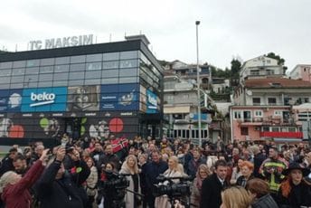Protest u Herceg Novom, blokirali kružni tok: Institut mora ostati u državnom vlasništvu Protest u Herceg Novom, blokirali kružni tok: Institut mora ostati u državnom vlasništvu