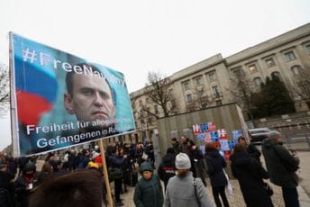 Pristalice Navaljnog postavile repliku ćelije ispred ruske ambasade u Berlinu