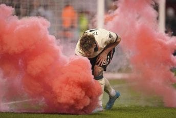 Zbog homofobičnog skandiranja: Uhapšena tri navijača Liverpula Zbog homofobičnog skandiranja: Uhapšena tri navijača Liverpula