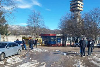 Bivši radnici Željezare blokirali kapiju fabrike: Tvrde da Tosčelik odvozi materijale i alate Bivši radnici Željezare blokirali kapiju fabrike: Tvrde da Tosčelik odvozi materijale i alate