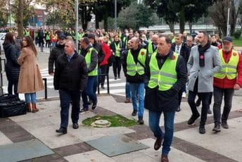 Protest radnika Telekoma ispred Vlade, Abazović danas nema vremena da ih primi Protest radnika Telekoma ispred Vlade, Abazović danas nema vremena da ih primi