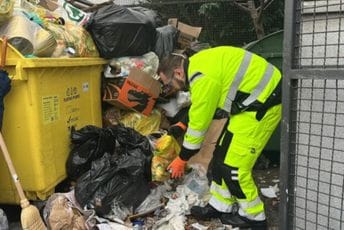 Zagreb: Gradonačelnik u uniformi Čistoće skupljao smeće na ulicama Zagreb: Gradonačelnik u uniformi Čistoće skupljao smeće na ulicama