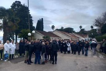 "Radnici iznenada ostaju bez posla, građani bez zdravstvene zaštite" "Radnici iznenada ostaju bez posla, građani bez zdravstvene zaštite"