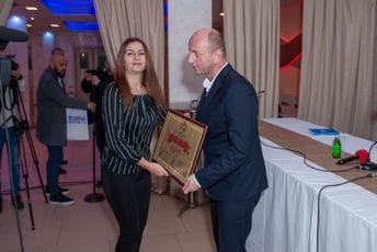 "Zatečen ogromnom popularnošću": Kneževiću uručena Svetosavska povelja "Zatečen ogromnom popularnošću": Kneževiću uručena Svetosavska povelja