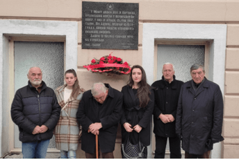 UBNOR i antifašisti Nikšića cvijeće na spomen-ploču posvećenu jevrejskom muzičaru Luju Daviču UBNOR i antifašisti Nikšića cvijeće na spomen-ploču posvećenu jevrejskom muzičaru Luju Daviču