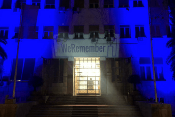 Sjećanje na žrtve Holokausta: Skupština osvijetljena natpisom "We Remember" Sjećanje na žrtve Holokausta: Skupština osvijetljena natpisom "We Remember"