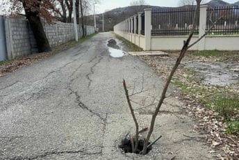 Putevi kroz Pipere potpuno uništeni: Otvaraju se nove rupe koje ugrožavaju bezbjednost saobraćaja Putevi kroz Pipere potpuno uništeni: Otvaraju se nove rupe koje ugrožavaju bezbjednost saobraćaja