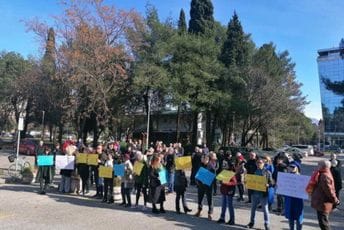 Protest ispred RTCG: Raonić htio da se obrati, okupljeni ga izviždali