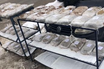 Nikšićanin poranio na put, ali nije stigao daleko: U automobilu osumnjičenog našli 44 kilograma trave Nikšićanin poranio na put, ali nije stigao daleko: U automobilu osumnjičenog našli 44 kilograma trave