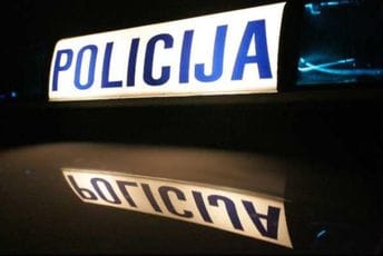 Pacijentkinja nožem izbola doktorku tokom pregleda u ordinaciji u Hrvatskoj Pacijentkinja nožem izbola doktorku tokom pregleda u ordinaciji u Hrvatskoj