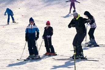 Počela skijaška sezona na Vučju: Ski centar radi u punom kapacitetu