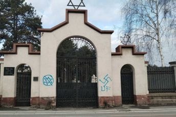 Na jevrejskom groblju u Beogradu osvanuli antisemitski grafiti sa potpisom navijača Rada Na jevrejskom groblju u Beogradu osvanuli antisemitski grafiti sa potpisom navijača Rada