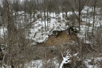 U Andrijevici ugroženi kuća i imanje Vučeljića: Traži pomoć od lokalne uprave i državnih institucija da saniraju klizište U Andrijevici ugroženi kuća i imanje Vučeljića: Traži pomoć od lokalne uprave i državnih institucija da saniraju klizište