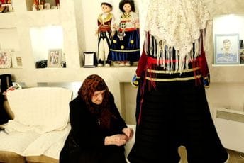 "Ne ostavljajte džubletu da se izgubi": Devedesetšestogodišnja Tolja Berišaj jedina žena u CG koja ručno šije albansku nošnju "Ne ostavljajte džubletu da se izgubi": Devedesetšestogodišnja Tolja Berišaj jedina žena u CG koja ručno šije albansku nošnju