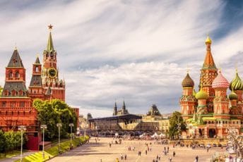 Amerikanka privedena jer je šetala tele na Crvenom trgu u Moskvi Amerikanka privedena jer je šetala tele na Crvenom trgu u Moskvi