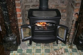 Velika Britanija: Vlasnicima peći na drva prijete novčane kazne Ilustracija