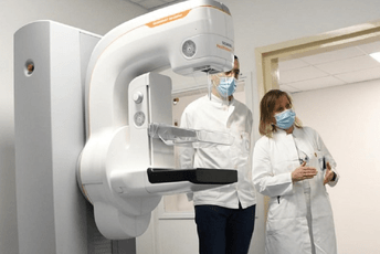 Sveštenik blagoslovio novi uređaj za mamografiju Sveštenik blagoslovio novi uređaj za mamografiju