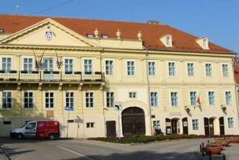 Novosadska policija traži da crnogorski Konzulat u Sremskim Karlovcima istakne srpsku zastavu Novosadska policija traži da crnogorski Konzulat u Sremskim Karlovcima istakne srpsku zastavu