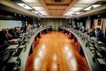 I danas bilo smjena i imenovanja: Evo ko je dobio nove dužnosti, a ko je izgubio funkcije I danas bilo smjena i imenovanja: Evo ko je dobio nove dužnosti, a ko je izgubio funkcije