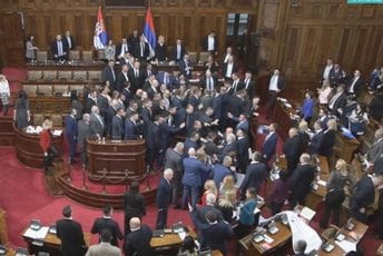 Haos u Srbiji: Poslanici krenuli ka Vučiću, umalo došlo do obračuna, on ih nazvao divljacima i kukavicama Haos u Srbiji: Poslanici krenuli ka Vučiću, umalo došlo do obračuna, on ih nazvao divljacima i kukavicama