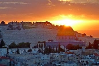 Amerikanac uhapšen u Jerusalimu, srušio i polomio statuu Isusa Amerikanac uhapšen u Jerusalimu, srušio i polomio statuu Isusa
