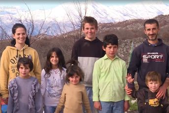 Osmočlana porodica iz Crne Gore: Kad su djeca srećna i mi smo Osmočlana porodica iz Crne Gore: Kad su djeca srećna i mi smo