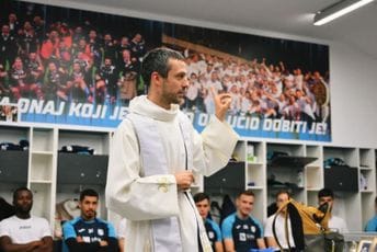 Riječani pred jadranski derbi u svlačionicu uveli i - sveštenika Riječani pred jadranski derbi u svlačionicu uveli i - sveštenika