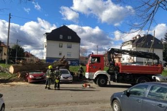 Olujni vjetar širom Hrvatske, u Zagrebu padala stabla, u Osijeku nadstrešnice Olujni vjetar širom Hrvatske, u Zagrebu padala stabla, u Osijeku nadstrešnice