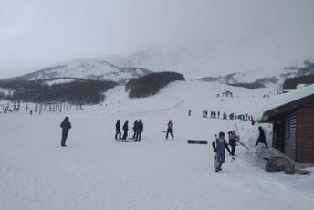 Pogledajte kako je trenutno na Savinom kuku: Mećava i vjetar "rastjerali" posjetioce Pogledajte kako je trenutno na Savinom kuku: Mećava i vjetar "rastjerali" posjetioce