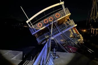 Jako nevrijeme i u Tivtu: Potopljen turistički brod, za sada nema zagađenja Jako nevrijeme i u Tivtu: Potopljen turistički brod, za sada nema zagađenja