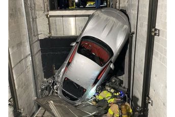 Neobična akcija: Ferrari ispao iz lifta, intervenisali vatrogasci Neobična akcija: Ferrari ispao iz lifta, intervenisali vatrogasci
