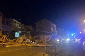 Sutomore: Krov Pribojskog odmarališta završio na magistrali (VIDEO) Sutomore: Krov Pribojskog odmarališta završio na magistrali (VIDEO)