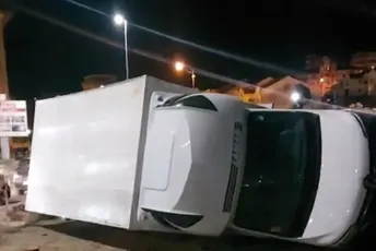 Bar: Vjetar nosio krovove sa kuća i pumpe; Budva: Oboreno 30 stabala, potopljene barke, prevrnut kamion