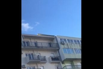 Podgorica: Vjetar odvojio dio krova na zgradi, prolaznici ugroženi Podgorica: Vjetar odvojio dio krova na zgradi, prolaznici ugroženi