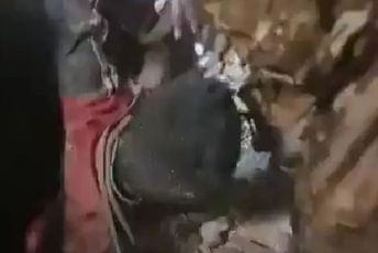 Uznemirujuće: Snimak spašavanja dječaka iz urušene zgrade u Siriji Uznemirujuće: Snimak spašavanja dječaka iz urušene zgrade u Siriji