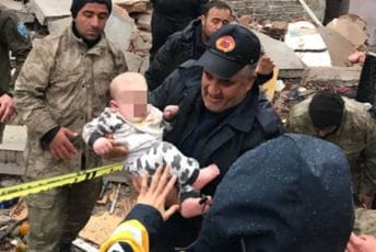 Fotografija koja je rasplakala svijet: Beba izvučena iz ruševina nakon razornog zemljotresa Fotografija koja je rasplakala svijet: Beba izvučena iz ruševina nakon razornog zemljotresa