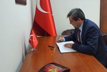 Ibrahimović se upisao u Knjigu žalosti u Ambasadi Turske u Podgorici Ibrahimović se upisao u Knjigu žalosti u Ambasadi Turske u Podgorici