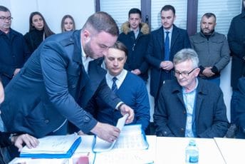 Za izbore u Tuzima: Koalicija DPS, SD, BS, DUA predala izbornu listu “Pravim putem – Rrugës së drejtë” Za izbore u Tuzima: Koalicija DPS, SD, BS, DUA predala izbornu listu “Pravim putem – Rrugës së drejtë”