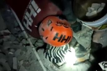 Djevojčica izvučena iz ruševina 30 sati nakon razornog zemljotresa Djevojčica izvučena iz ruševina 30 sati nakon razornog zemljotresa