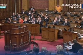 Srbija: Poslanik se sakrio ispod klupe da bi - dobio riječ (VIDEO) Srbija: Poslanik se sakrio ispod klupe da bi - dobio riječ (VIDEO)