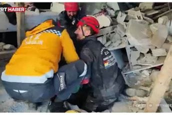 Šestogodišnji dječak pod ruševinama u Turskoj proveo 36 sati Šestogodišnji dječak pod ruševinama u Turskoj proveo 36 sati