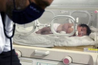 Bračni par iz Sarajeva želi da usvoji bebu rođenu pod ruševinama u Siriji Bračni par iz Sarajeva želi da usvoji bebu rođenu pod ruševinama u Siriji