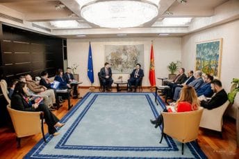 Država preuzima trajektnu liniju; Abazović: Vraćamo građanima ono što je njihovo Država preuzima trajektnu liniju; Abazović: Vraćamo građanima ono što je njihovo