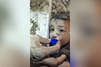 (VIDEO) Dječak spašen iz ruševina u Siriji, spasioci mu davali vodu iz čepa (VIDEO) Dječak spašen iz ruševina u Siriji, spasioci mu davali vodu iz čepa
