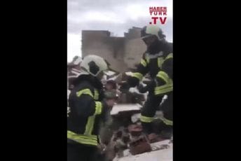 Četvoromjesečna beba spašena iz ruševina 57 sati nakon zemljotresa Četvoromjesečna beba spašena iz ruševina 57 sati nakon zemljotresa