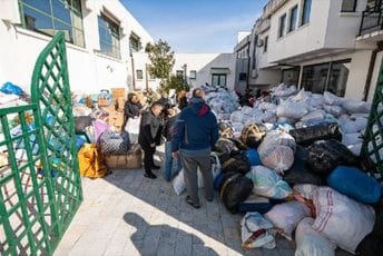 Pristigla pomoć iz više crnogorskih gradova: Dio već transportovan za Tursku, ostatak će biti poslat narednih dana Pristigla pomoć iz više crnogorskih gradova: Dio već transportovan za Tursku, ostatak će biti poslat narednih dana