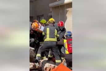 Naši spasioci upravo su iz ruševina izvukli jednu živu osobu (VIDEO) Naši spasioci upravo su iz ruševina izvukli jednu živu osobu (VIDEO)